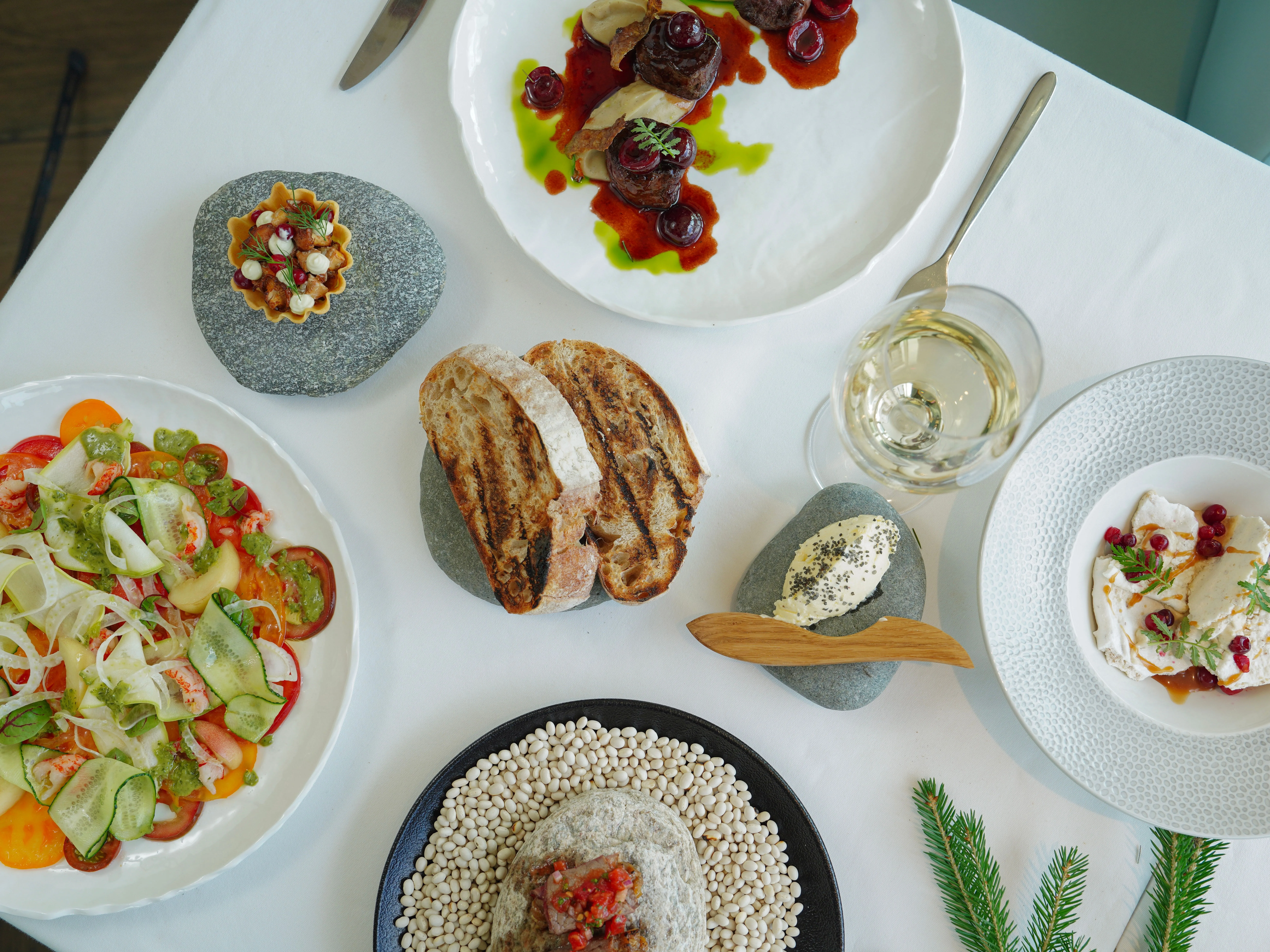 Trois assiettes alignées vues de dessus : entrée verte, plat brun, dessert rouge