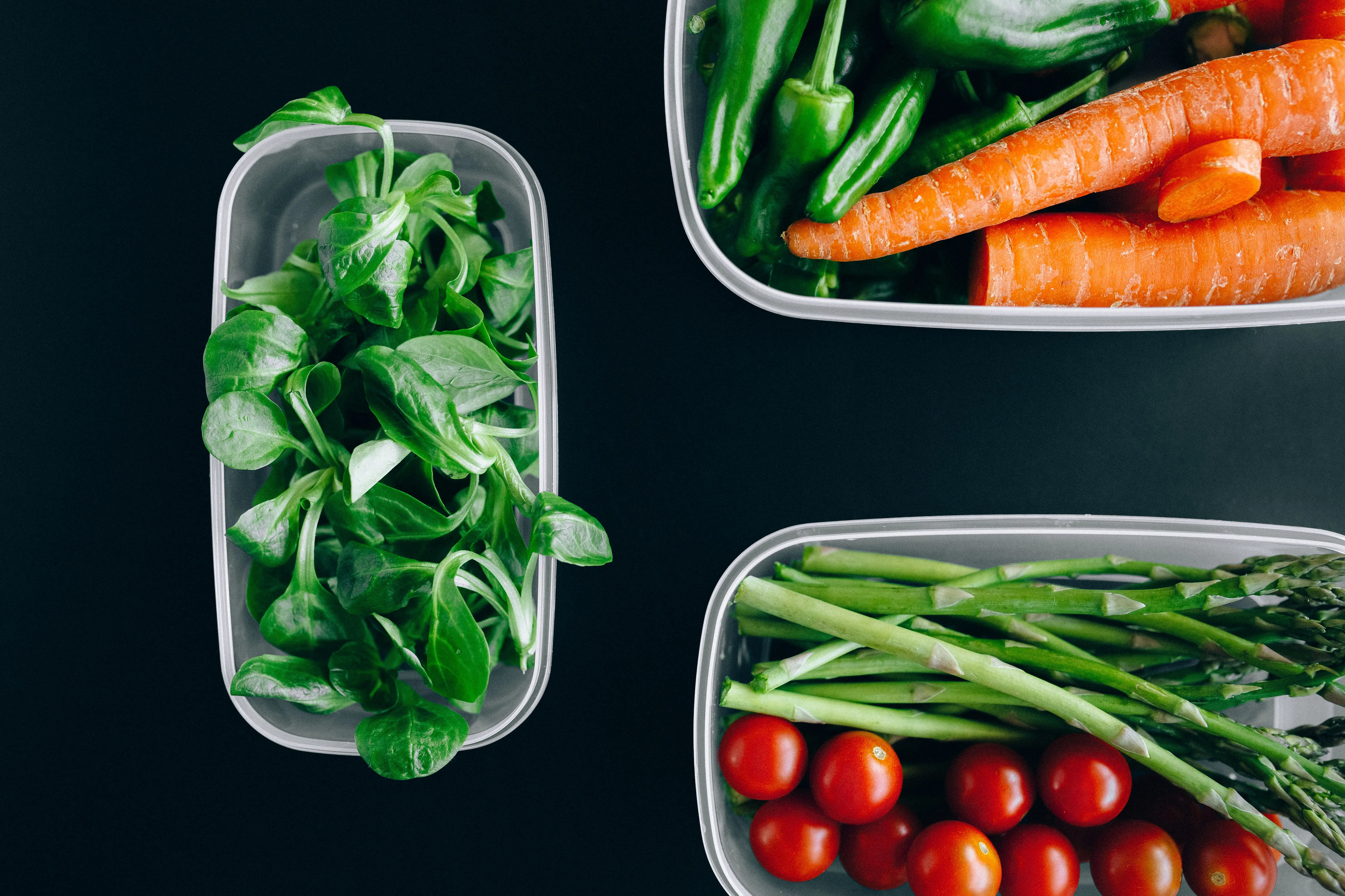 Plan de travail avec boîtes de riz, légumes taillés et soupe portionnée, dimanche