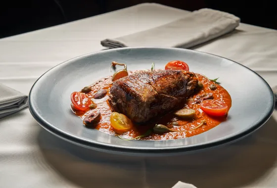 Braciole italiennes, roulés de bœuf ficelés mijotés dans une sauce tomate onctueuse
