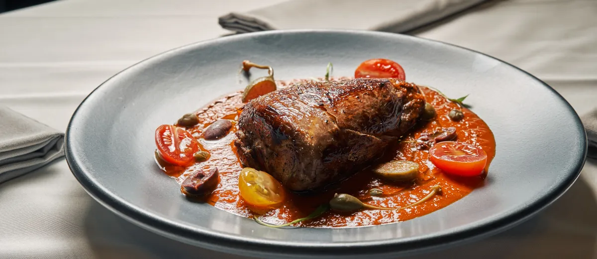 Braciole italiennes, roulés de bœuf ficelés mijotés dans une sauce tomate onctueuse