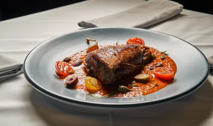 Braciole italiennes, roulés de bœuf ficelés mijotés dans une sauce tomate onctueuse