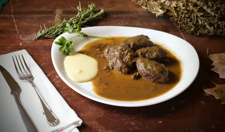 Cocotte de carbonade flamande, morceaux de bœuf mijotés dans une sauce brune à la bière