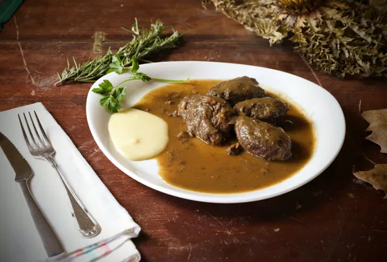 Cocotte de carbonade flamande, morceaux de bœuf mijotés dans une sauce brune à la bière