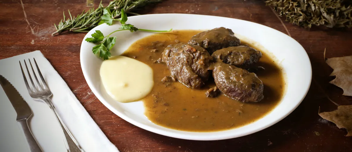 Cocotte de carbonade flamande, morceaux de bœuf mijotés dans une sauce brune à la bière