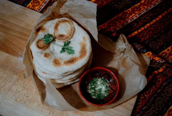 Cheese naans dorés à la poêle, déchirés pour révéler leur cœur de fromage fondant et filant