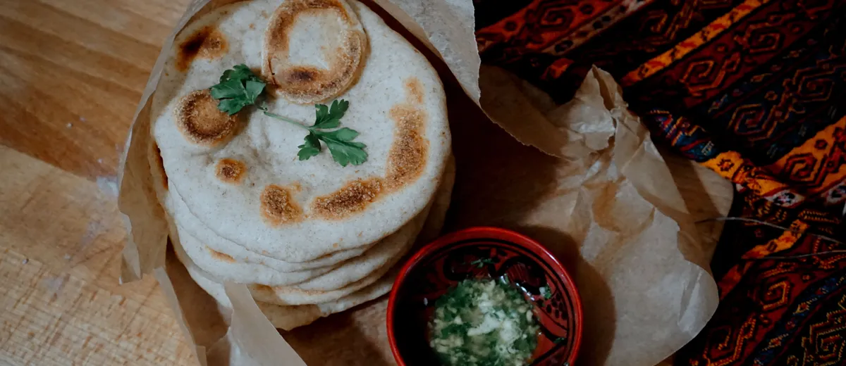 Cheese naans dorés à la poêle, déchirés pour révéler leur cœur de fromage fondant et filant