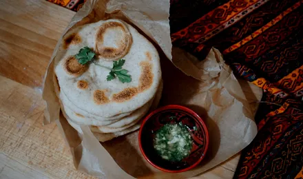 Cheese naans dorés à la poêle, déchirés pour révéler leur cœur de fromage fondant et filant