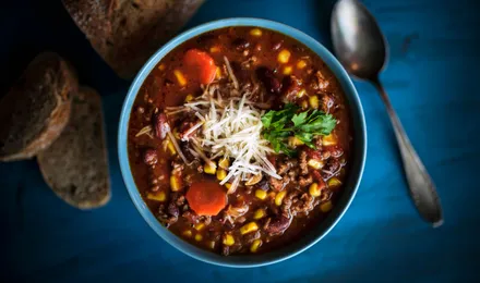 Chili con carne mijoté, bœuf haché et haricots rouges dans une sauce tomate épicée, servi en cocotte