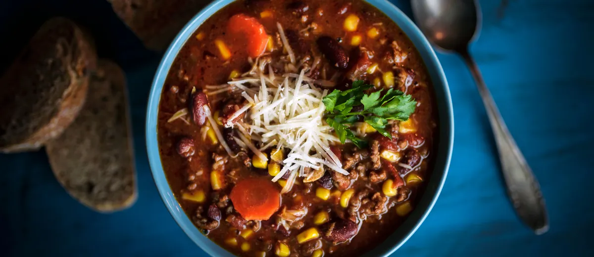 Chili con carne mijoté, bœuf haché et haricots rouges dans une sauce tomate épicée, servi en cocotte