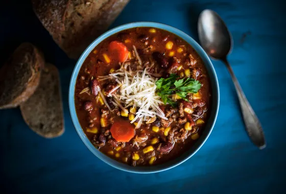 Chili con carne mijoté, bœuf haché et haricots rouges dans une sauce tomate épicée, servi en cocotte
