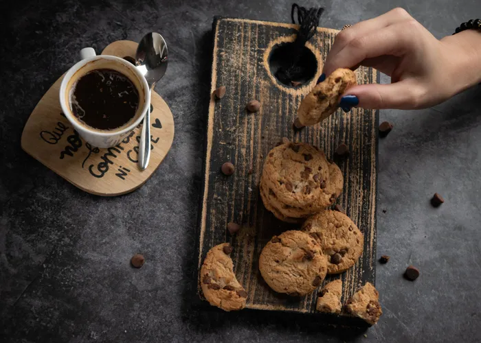 Cookies moelleux aux pépites de chocolat noir, dorés et légèrement craquelés, refroidissant sur une grille