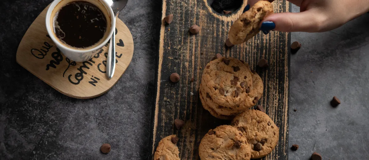 Cookies moelleux aux pépites de chocolat noir, dorés et légèrement craquelés, refroidissant sur une grille