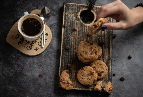 Cookies moelleux aux pépites de chocolat noir, dorés et légèrement craquelés, refroidissant sur une grille