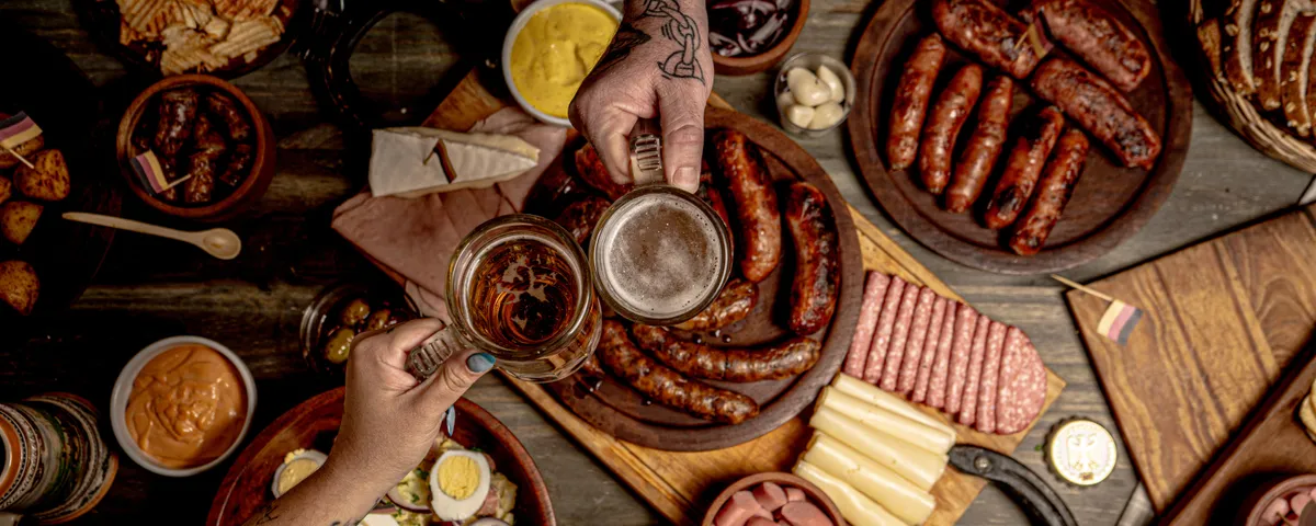 Table garnie de sauerbraten, bretzels et chope de bière, spécialités de la cuisine allemande