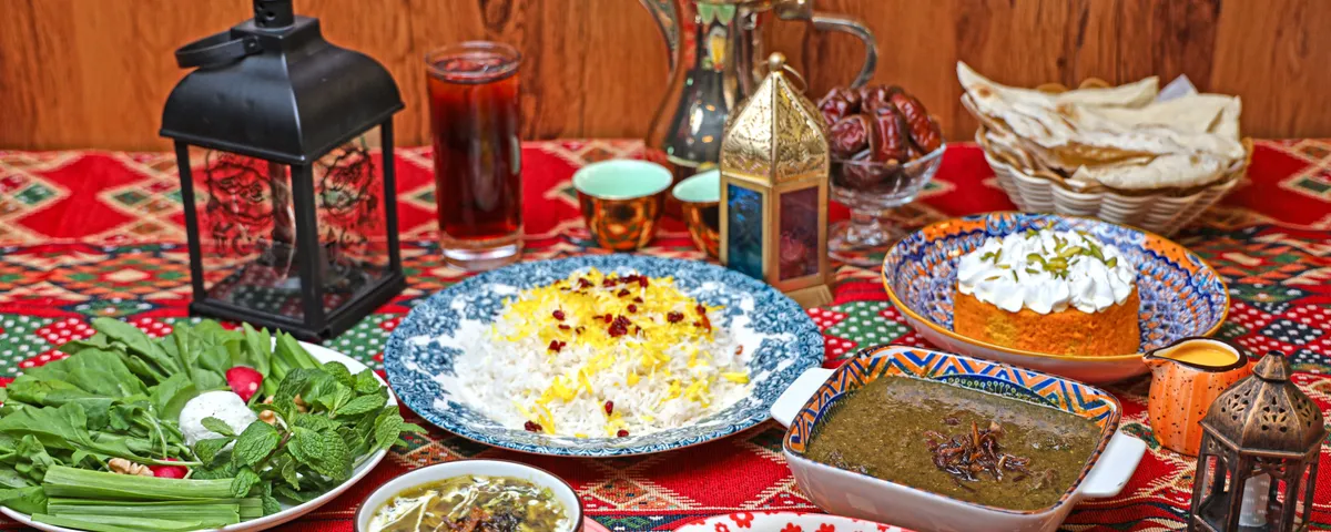 Riz safrané au tahdig doré, ragoût aux herbes et brochettes, table de la cuisine iranienne