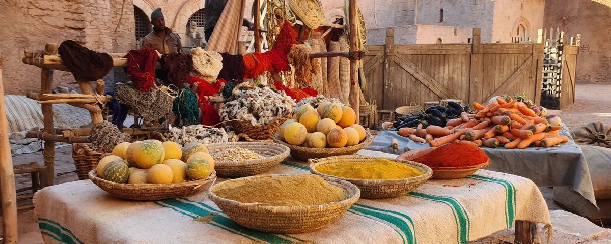 Tajine de poulet doré aux citrons confits et olives, entouré d'épices marocaines
