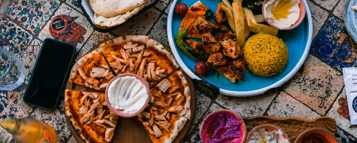 Table de mezzé libanais avec houmous, labneh, olives, pain pita et herbes fraîches