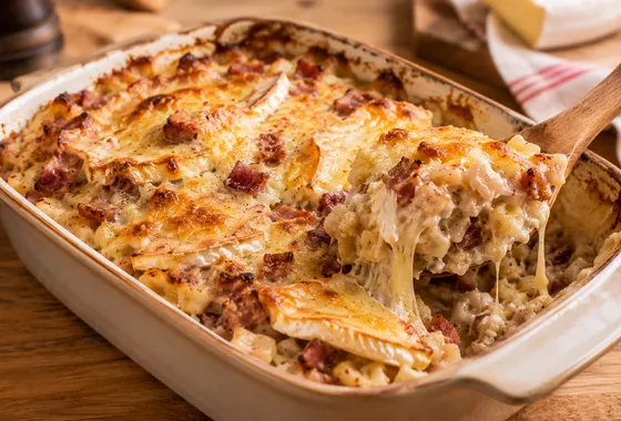 Croziflette gratinée dans son plat, crozets crémeux aux lardons et reblochon fondu doré sur le dessus