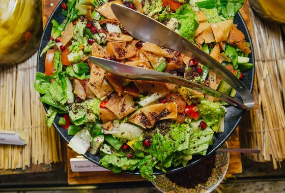 Fattouche libanaise, salade colorée de laitue, tomates, concombre et radis parsemée de sumac et de morceaux de pain pita grillé