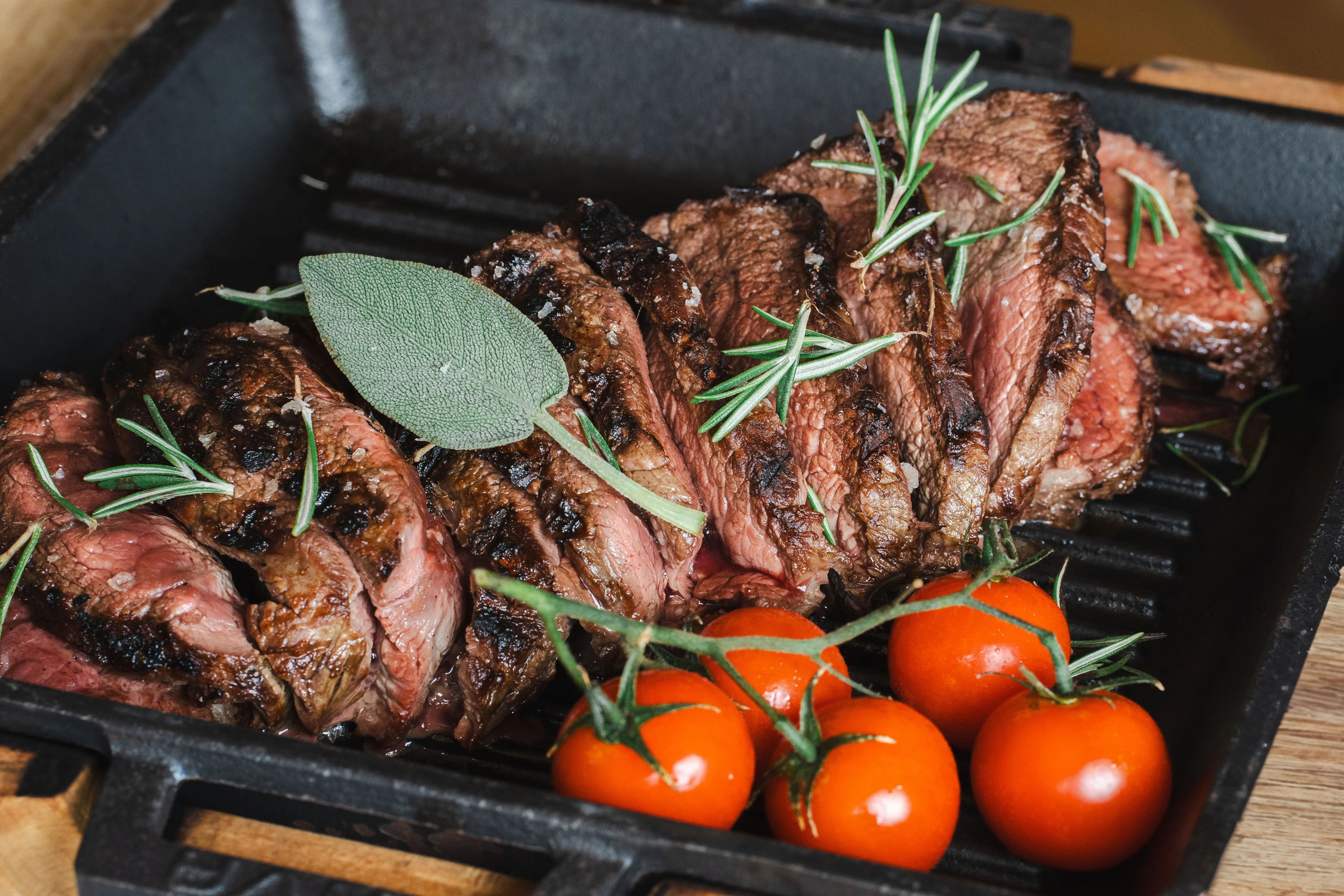 Filet de bœuf en croûte d'herbes tranché sur une planche, cuisson rosée