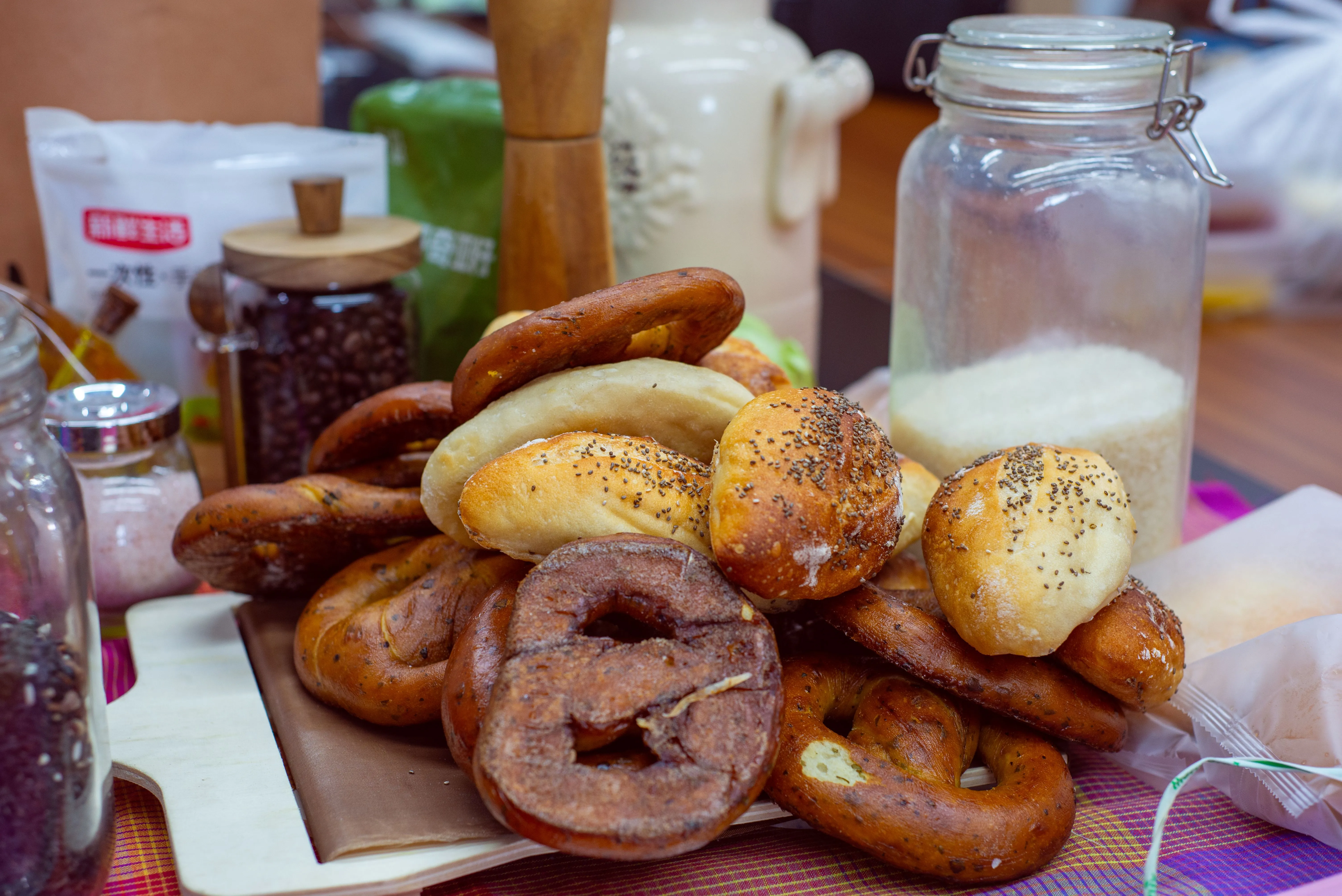 Pain de seigle, moutarde, bretzels et chou rouge sur une table en bois, ingrédients emblématiques de la cuisine allemande