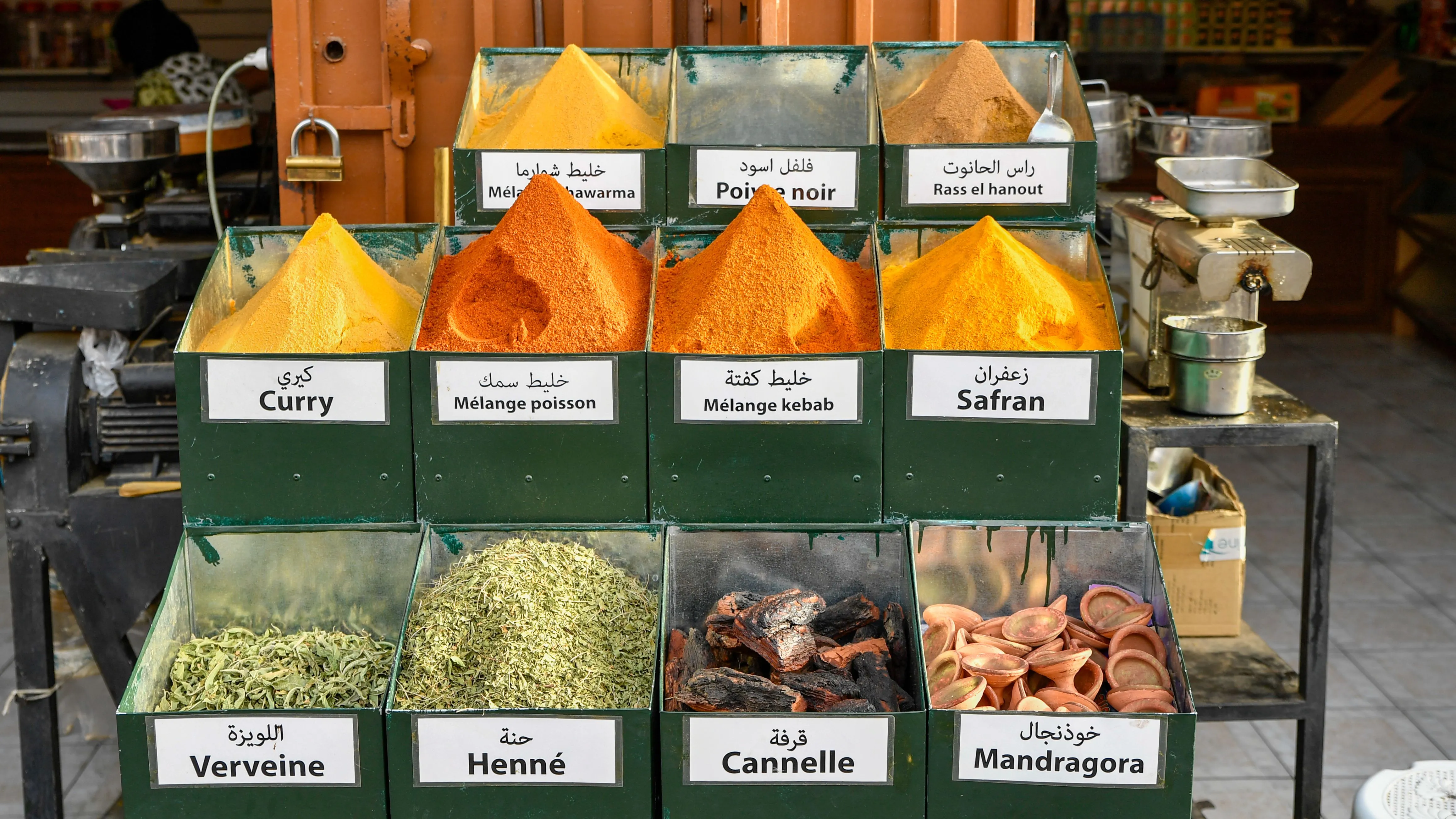 Épices marocaines, citrons confits et olives disposés sur une table, ingrédients emblématiques du Maroc