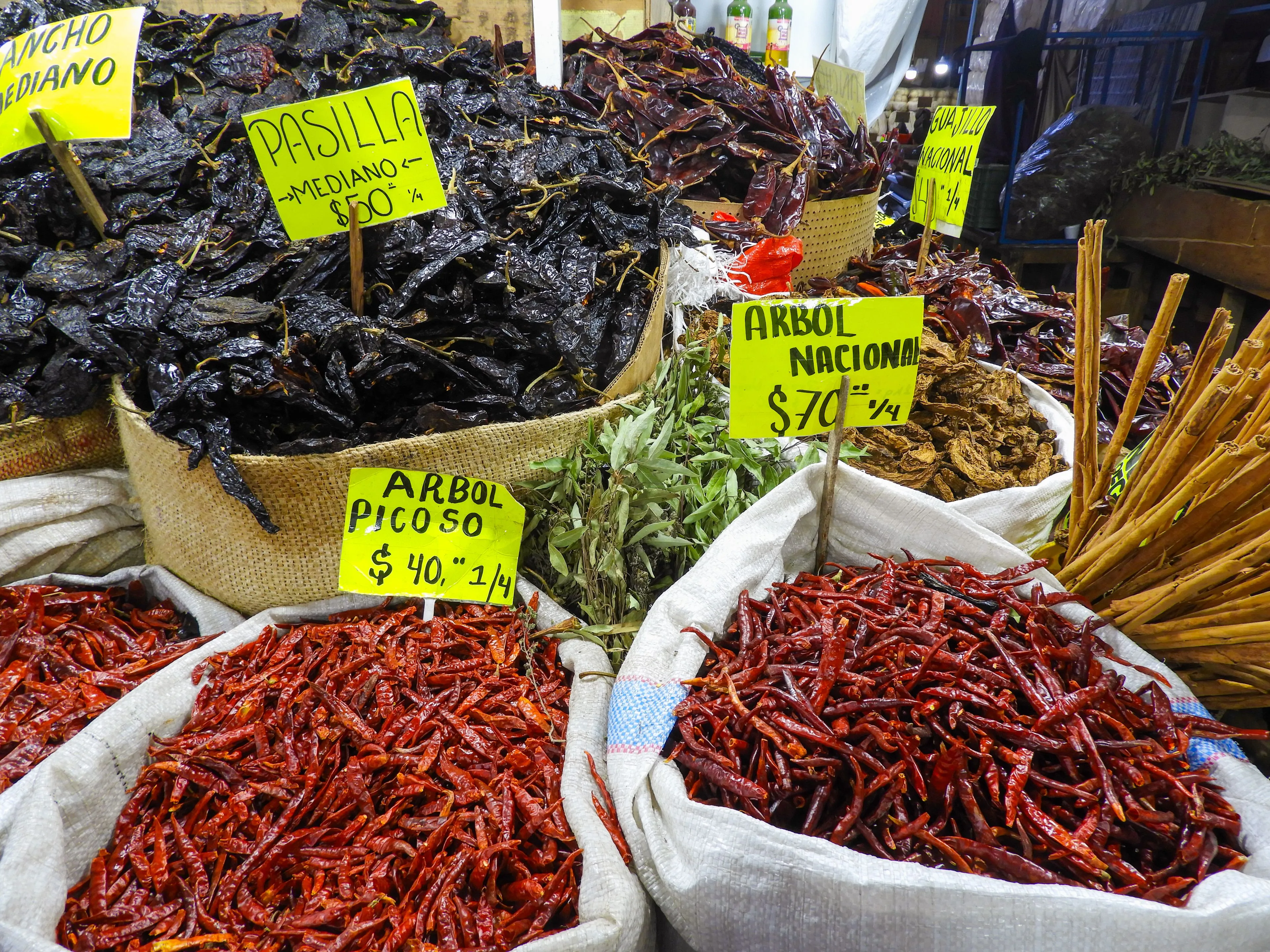 Piments séchés mexicains variés, épis de maïs et haricots noirs sur un plan de travail en bois