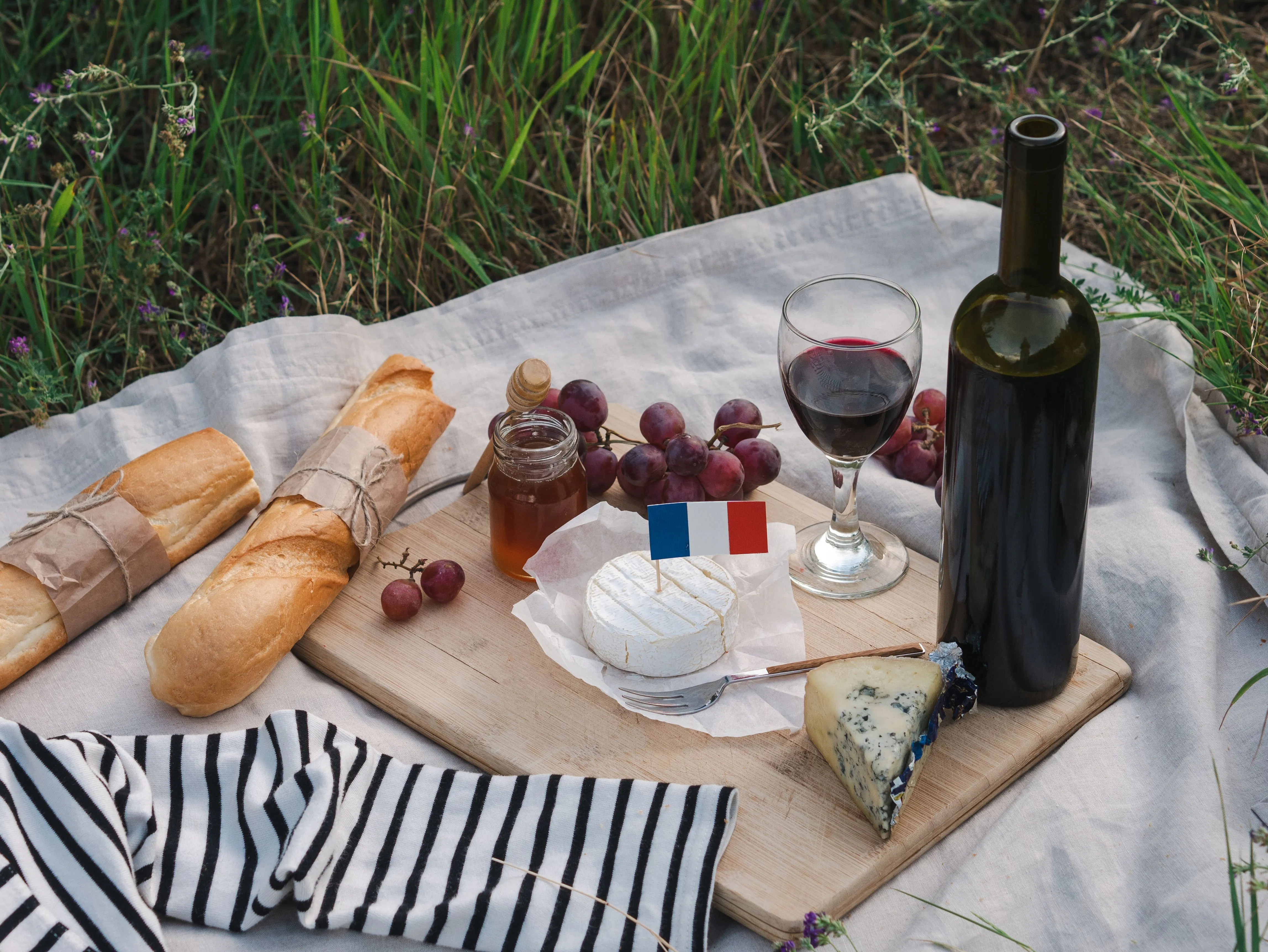 Pain baguette, fromages, vin rouge — les marqueurs de la cuisine française