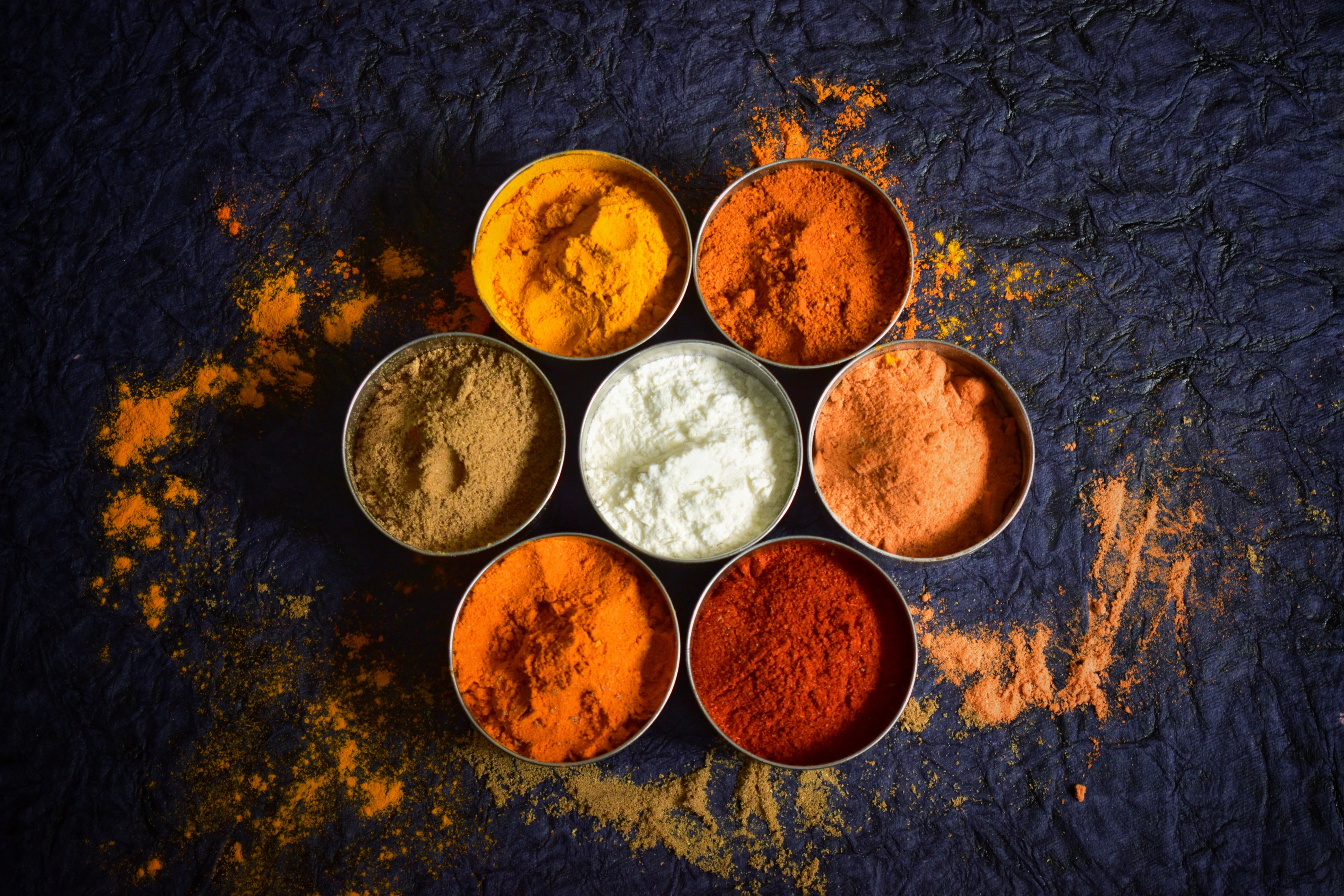 Petits bols d'épices indiennes : curcuma, piment, cumin, cardamome et garam masala
