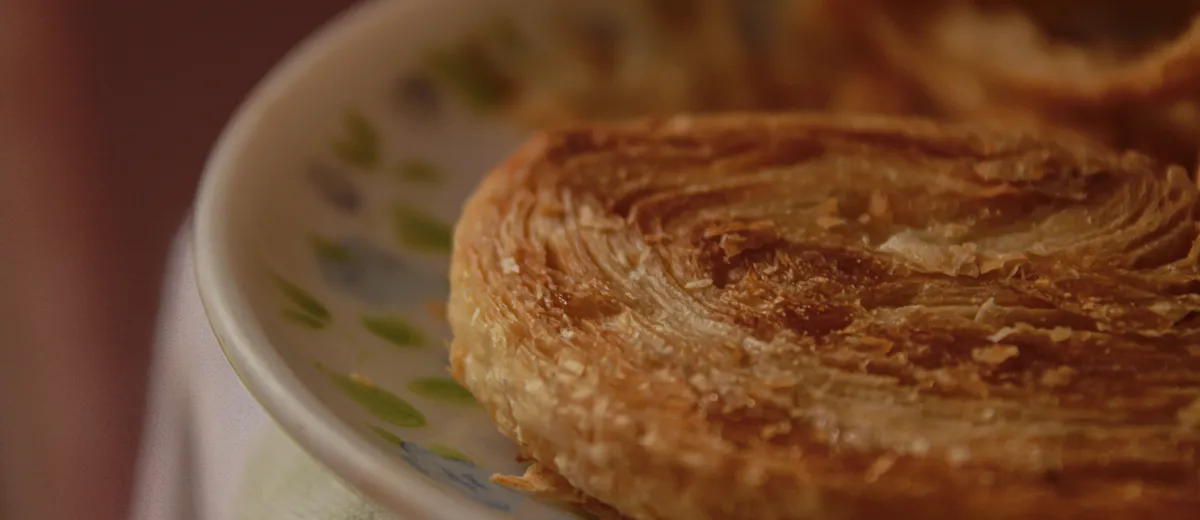 Kouign-amann breton doré et caramélisé, feuilletage brillant aux bords croustillants.