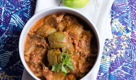 Mafé sénégalais, morceaux de bœuf mijotés dans une sauce épaisse orangée à l'arachide avec carottes et patate douce, servi avec du riz.