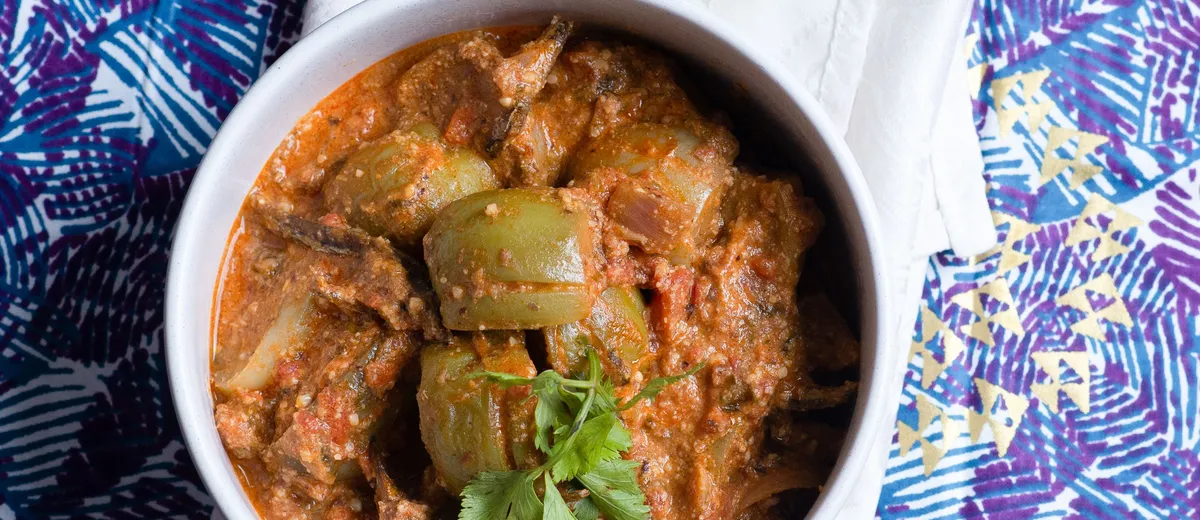 Mafé sénégalais, morceaux de bœuf mijotés dans une sauce épaisse orangée à l'arachide avec carottes et patate douce, servi avec du riz.
