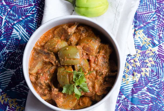 Mafé sénégalais, morceaux de bœuf mijotés dans une sauce épaisse orangée à l'arachide avec carottes et patate douce, servi avec du riz.