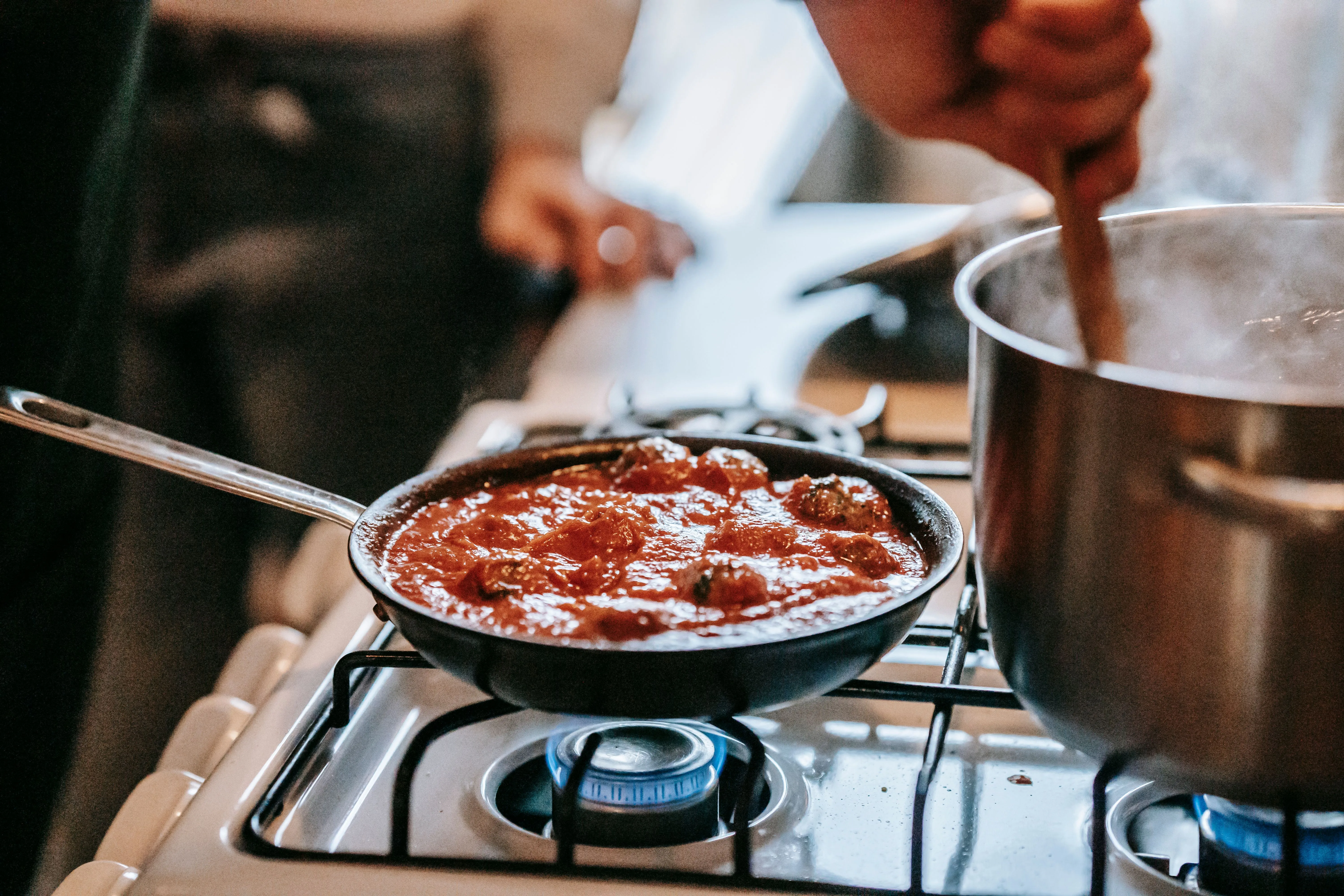 Mijoté de bœuf qui réchauffe dans une cocotte en fonte, vapeur montante