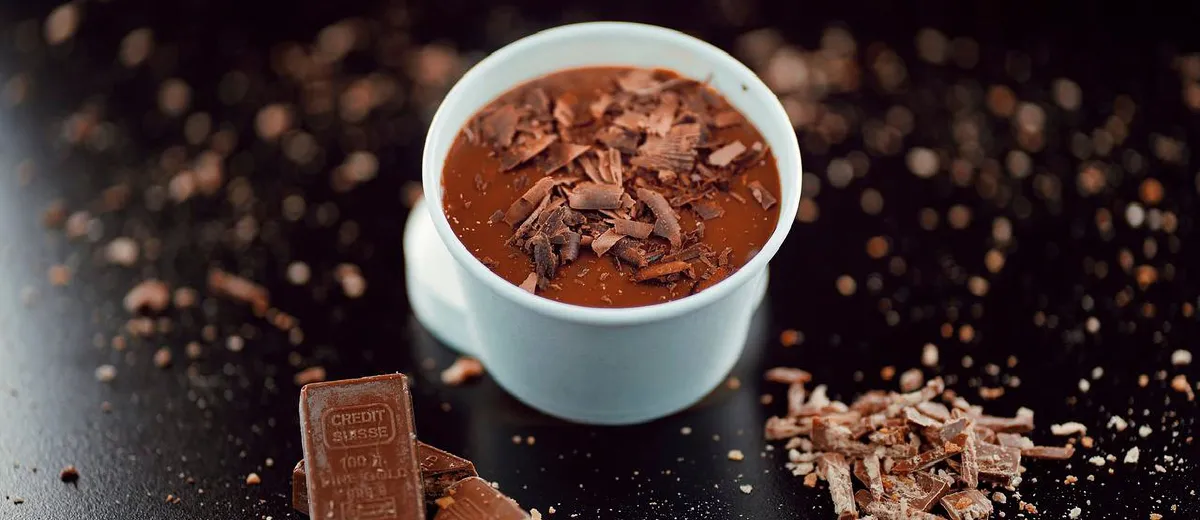 Verrine de mousse au chocolat noir maison, légère et aérienne