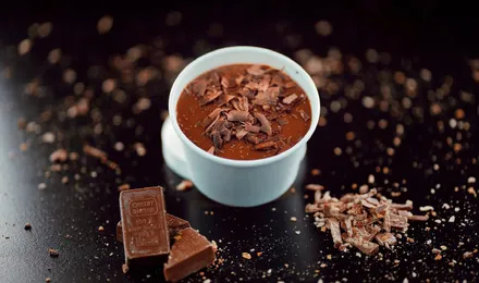 Verrine de mousse au chocolat noir maison, légère et aérienne
