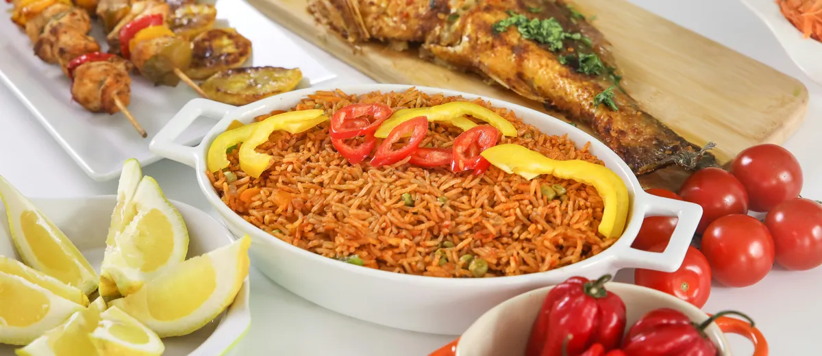 Thiéboudienne, riz rouge sénégalais dressé avec morceaux de poisson, chou, carottes, manioc et aubergine.