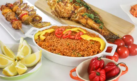 Thiéboudienne, riz rouge sénégalais dressé avec morceaux de poisson, chou, carottes, manioc et aubergine.