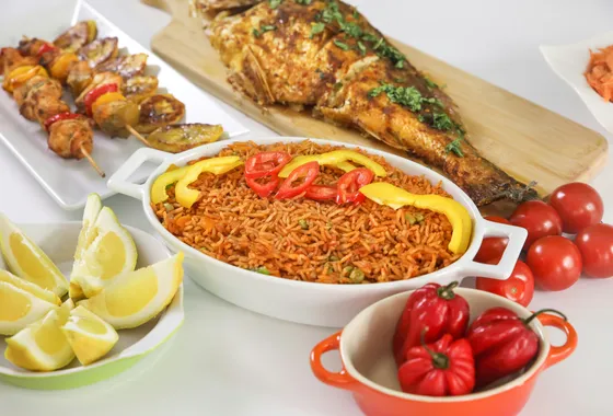 Thiéboudienne, riz rouge sénégalais dressé avec morceaux de poisson, chou, carottes, manioc et aubergine.