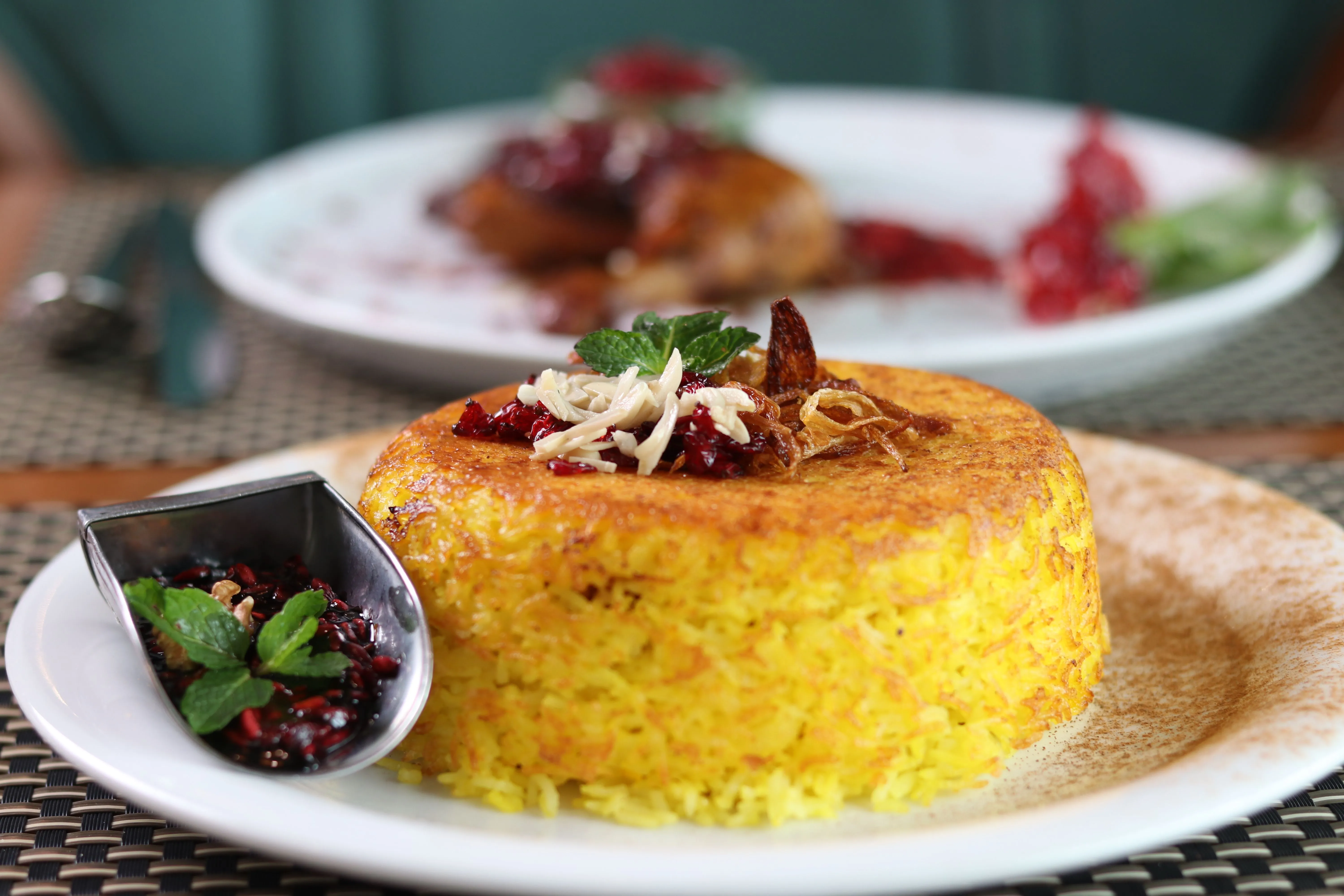 Plat de riz safrané perse avec sa croûte de tahdig dorée, épine-vinettes et pistaches