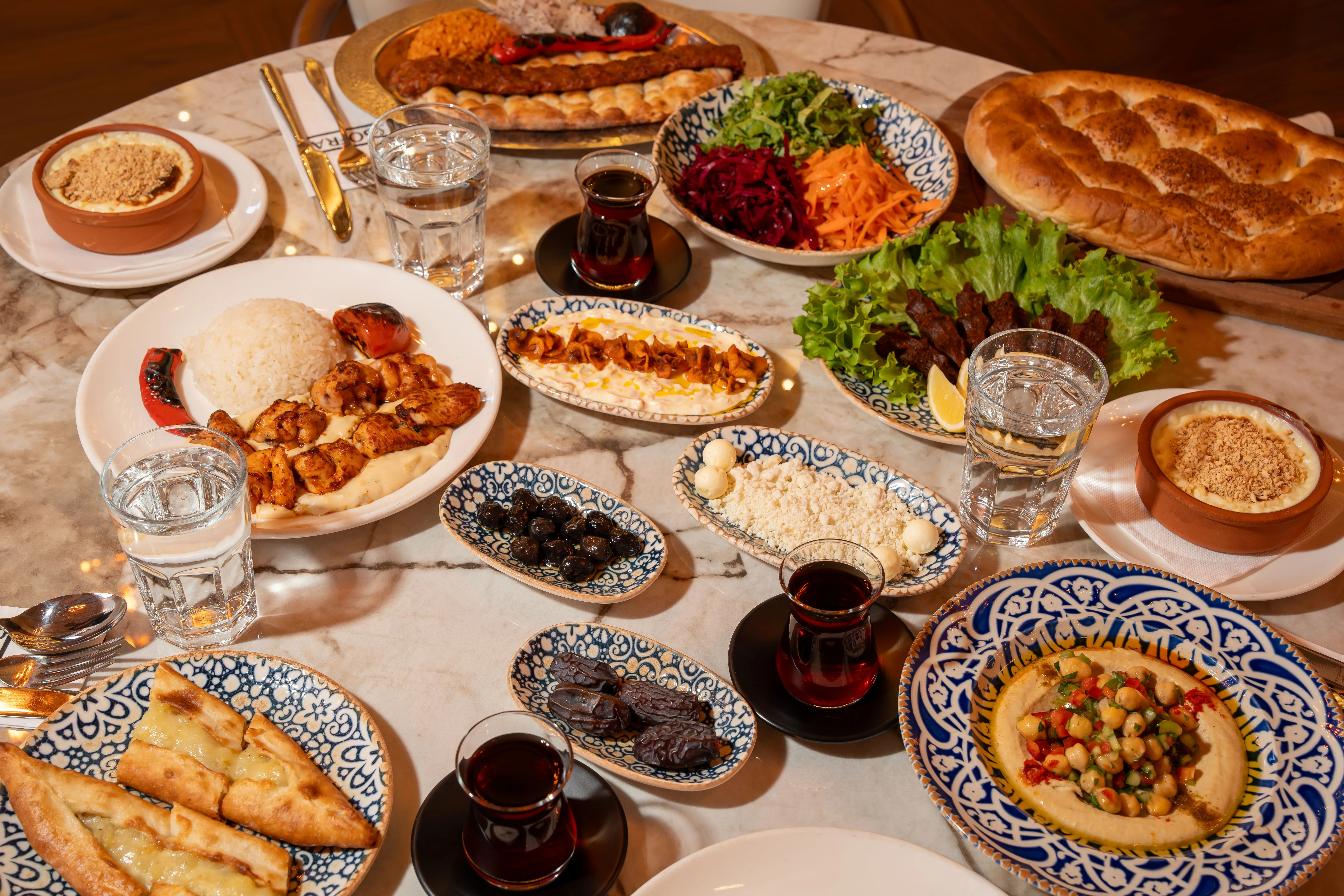 Table de mezzé libanais avec houmous, labneh, olives, herbes fraîches et pain pita