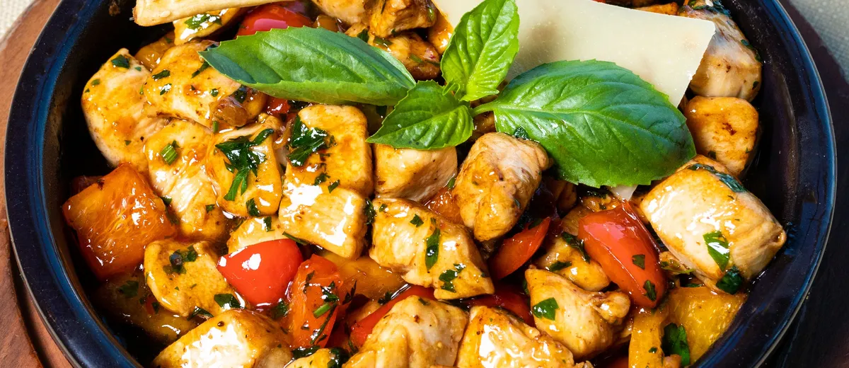 Poulet au vinaigre en cocotte, morceaux dorés nappés d'une sauce crémeuse à la moutarde