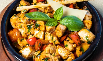 Poulet au vinaigre en cocotte, morceaux dorés nappés d'une sauce crémeuse à la moutarde