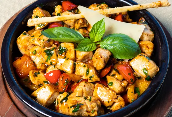 Poulet au vinaigre en cocotte, morceaux dorés nappés d'une sauce crémeuse à la moutarde