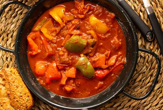Cuisses de poulet basquaise mijotées aux poivrons rouges et verts, sauce tomate parfumée