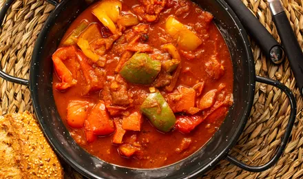 Cuisses de poulet basquaise mijotées aux poivrons rouges et verts, sauce tomate parfumée