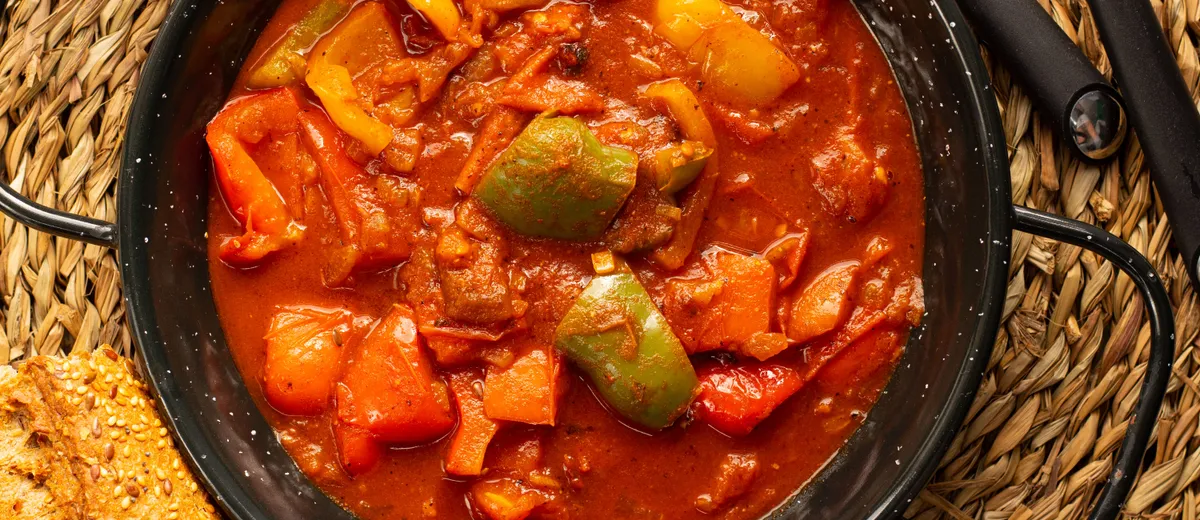 Cuisses de poulet basquaise mijotées aux poivrons rouges et verts, sauce tomate parfumée