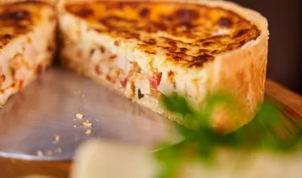 Quiche lorraine dorée et crémeuse aux lardons fumés, sortie du four