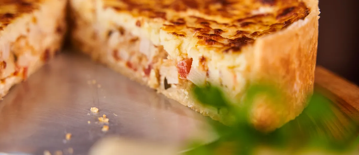Quiche lorraine dorée et crémeuse aux lardons fumés, sortie du four