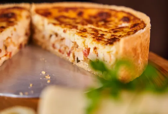 Quiche lorraine dorée et crémeuse aux lardons fumés, sortie du four